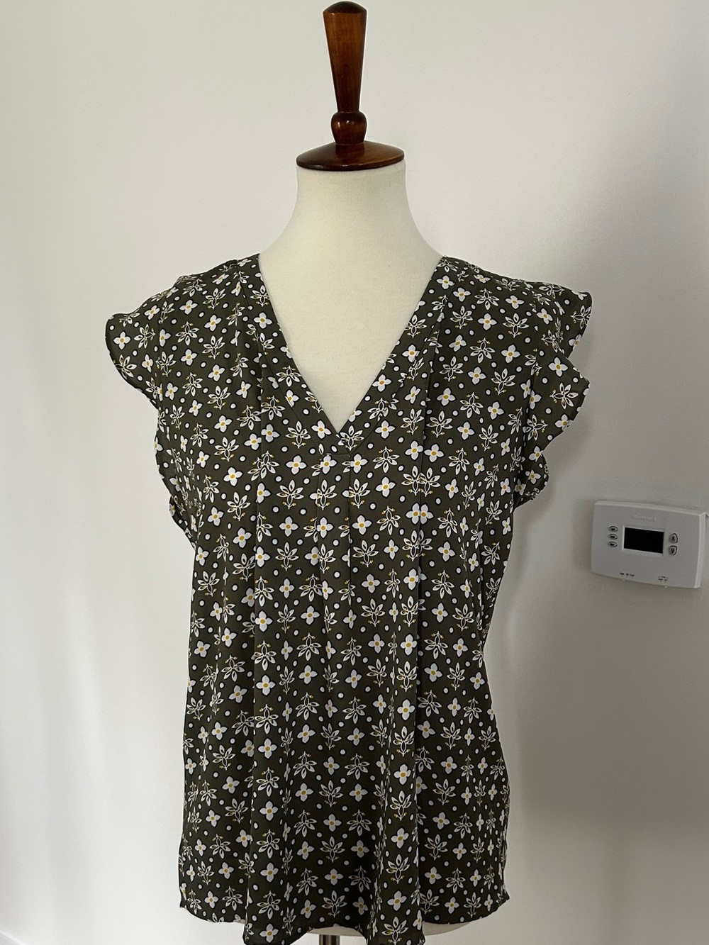 NWOT Loft Women’s Olive Floral V-Neck Flutter Sleeve Top Medium